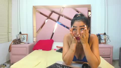 Snapshot of vikitomson chatting on February 6, 2025, 5:19 pm vikiTomson online show from February 6, 2025, 5:19 pm