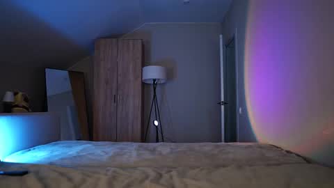 VIKKI online show from November 19, 2025, 12:16 pm