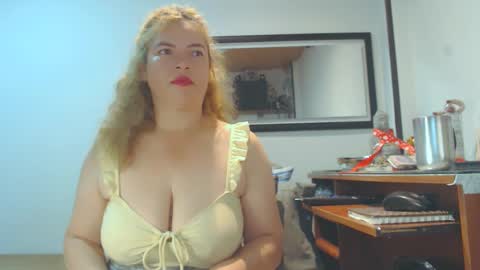 VIKKKTORIAAA online show from February 1, 2025, 5:18 am