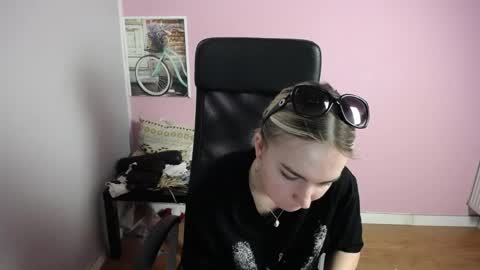Snapshot of viktoria_lovely chatting on May 5, 2026, 6:21 am viktoria_lovely online show from May 5, 2026, 6:21 am