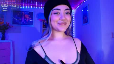 Snapshot of violeet_smile chatting on December 22, 2025, 12:18 am violet online show from December 22, 2025, 12:18 am