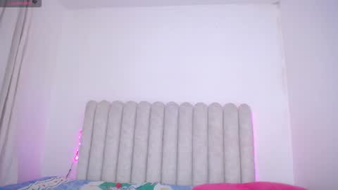 Snapshot of violet_giraldo chatting on February 17, 2026, 6:36 pm violet_giraldo online show from February 17, 2026, 6:36 pm