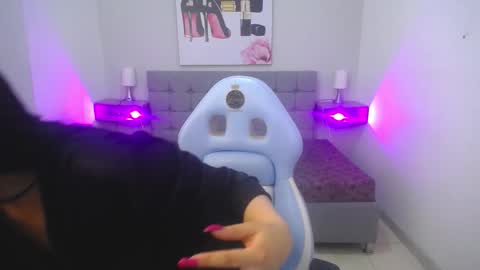 Violet  online show from November 10, 2025, 1:32 pm