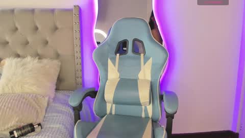  Violet  online show from December 5, 2024, 5:50 pm