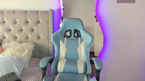  Violet  online show from December 14, 2024, 3:25 pm