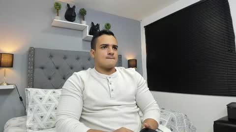 Snapshot of violeta_and_maxx chatting on October 15, 2025, 2:55 am VIOLETA AND MAXX online show from October 15, 2025, 2:55 am