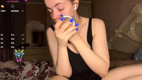 Snapshot of violetamelia chatting on April 19, 2026, 6:21 pm Eva online show from April 19, 2026, 6:21 pm