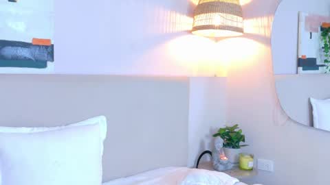 Violet online show from April 16, 2026, 11:44 am