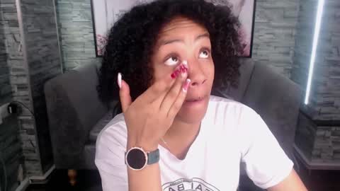 violeth_b online show from September 13, 2025, 12:38 pm