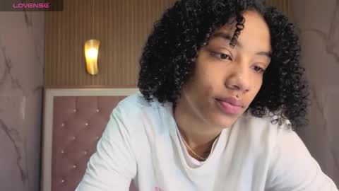 violeth_b online show from December 16, 2025, 1:05 pm