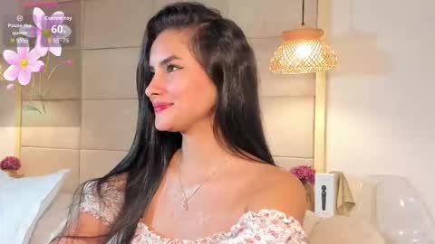 Snapshot of violethilton chatting on October 1, 2025, 8:37 pm violeth online show from October 1, 2025, 8:37 pm