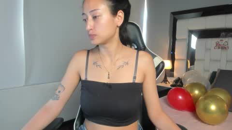 Snapshot of violetskinny chatting on December 22, 2025, 8:17 pm violetskinny online show from December 22, 2025, 8:17 pm