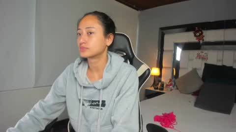 Snapshot of violetskinny chatting on January 5, 2026, 8:01 pm violetskinny online show from January 5, 2026, 8:01 pm