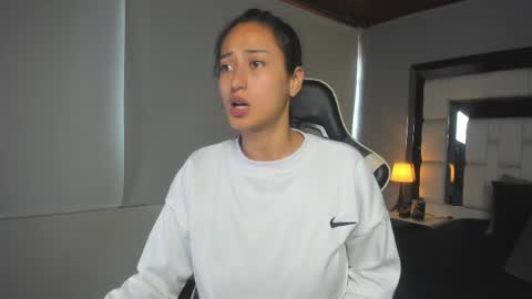 Snapshot of violetskinny chatting on January 8, 2026, 8:33 pm violetskinny online show from January 8, 2026, 8:33 pm