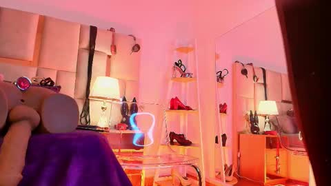 Violett  online show from November 10, 2025, 2:27 pm