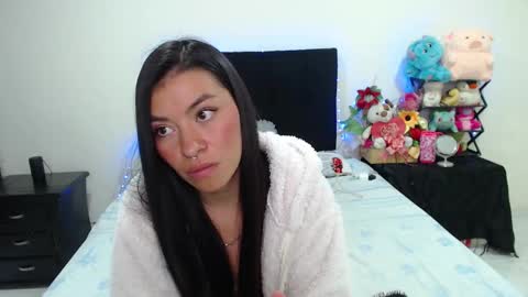 Snapshot of violett_flowers chatting on February 3, 2025, 10:21 pm violeta online show from February 3, 2025, 10:21 pm