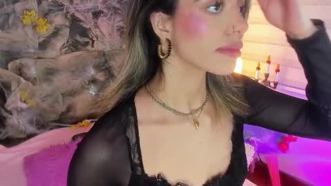 Snapshot of violetta_ficher chatting on October 19, 2025, 5:41 am Violetta Ficher online show from October 19, 2025, 5:41 am