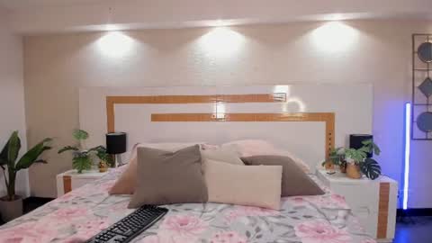 Snapshot of violettaa_stone chatting on July 2, 2026, 3:34 am Violettaa online show from July 2, 2026, 3:34 am
