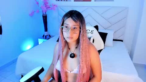 Snapshot of violette33 chatting on July 8, 2026, 6:34 pm Violette online show from July 8, 2026, 6:34 pm