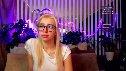 Snapshot of violetttttacb chatting on December 16, 2025, 9:42 pm Violetta online show from December 16, 2025, 9:42 pm