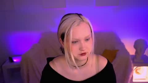 Snapshot of violettwoods chatting on June 17, 2026, 6:27 am Violett online show from June 17, 2026, 6:27 am