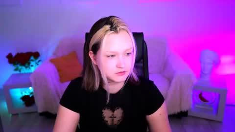 Snapshot of violettwoods chatting on July 4, 2026, 8:09 am Violett online show from July 4, 2026, 8:09 am