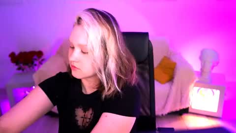 Snapshot of violettwoods chatting on July 8, 2026, 6:18 am Violett online show from July 8, 2026, 6:18 am
