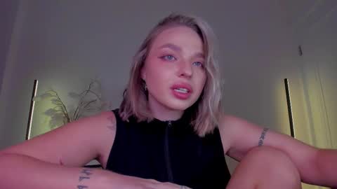 Violla online show from November 16, 2025, 4:07 am