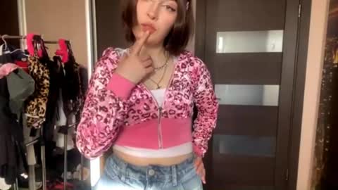 virusdoll online show from April 15, 2026, 1:51 pm