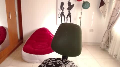 vivian_milf_paint online show from November 9, 2025, 12:03 pm