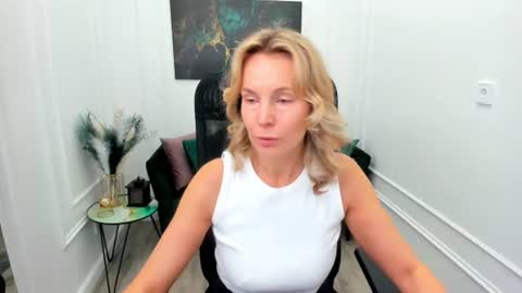 Snapshot of vivianlirei chatting on June 16, 2026, 4:37 am Sinti online show from June 16, 2026, 4:37 am