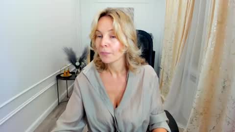 Snapshot of vivianlirei chatting on June 19, 2026, 4:39 am Sinti online show from June 19, 2026, 4:39 am