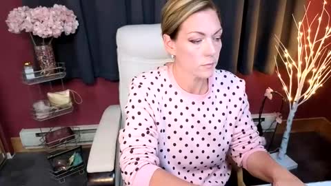 VivianLuxe online show from November 1, 2025, 9:28 pm