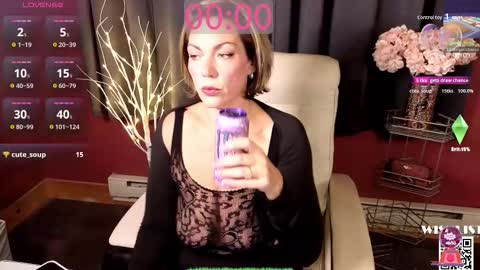 VivianLuxe online show from November 13, 2025, 3:16 am