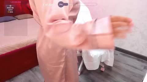 Snapshot of vivien_montclair chatting on June 25, 2026, 5:12 am Vivien online show from June 25, 2026, 5:12 am