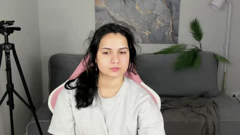 vivien_ross online show from May 18, 2026, 1:24 am