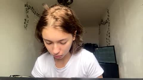 Vivi online show from November 12, 2025, 7:20 am