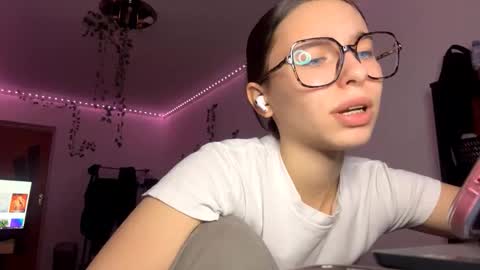 Vivi online show from December 18, 2025, 2:45 pm