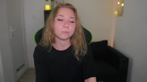 VivienVance online show from May 28, 2026, 4:15 pm
