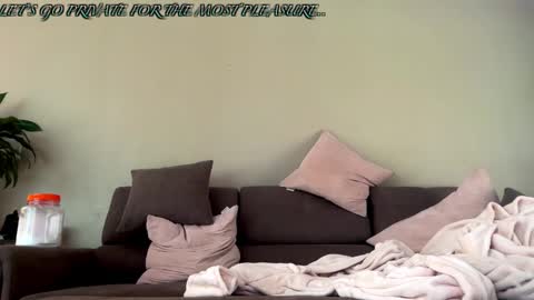 Voiletxx online show from December 17, 2025, 6:58 pm