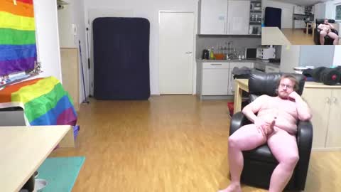 Snapshot of waldw123 chatting on December 17, 2025, 2:56 pm Yarlim online show from December 17, 2025, 2:56 pm