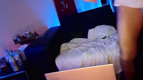 wantmymantofukme online show from November 18, 2025, 12:20 pm