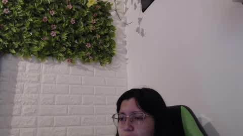 Snapshot of we_n_you chatting on February 17, 2025, 1:32 pm Trixie 3 online show from February 17, 2025, 1:32 pm