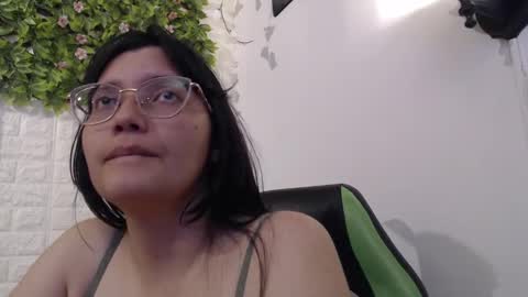 Snapshot of we_n_you chatting on February 18, 2025, 1:54 am Trixie 3 online show from February 18, 2025, 1:54 am