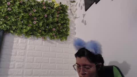 Snapshot of we_n_you chatting on March 12, 2025, 1:30 pm Trixie 3 online show from March 12, 2025, 1:30 pm
