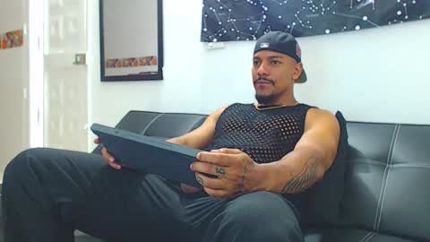 Snapshot of wesleyrogger chatting on November 11, 2025, 10:10 pm Wesley Rogger online show from November 11, 2025, 10:10 pm