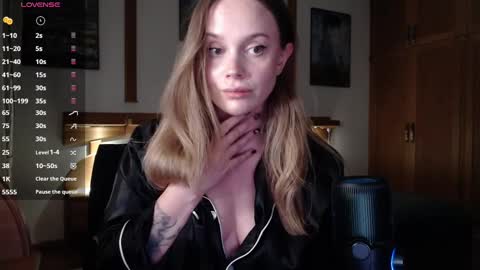 Lana online show from October 9, 2025, 6:06 pm