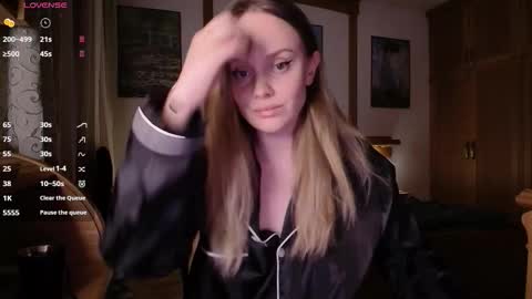 Lana online show from October 22, 2025, 6:29 pm