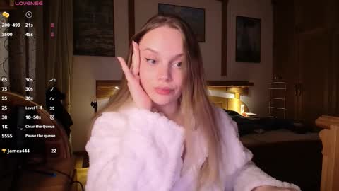 Lana online show from November 7, 2025, 9:15 pm