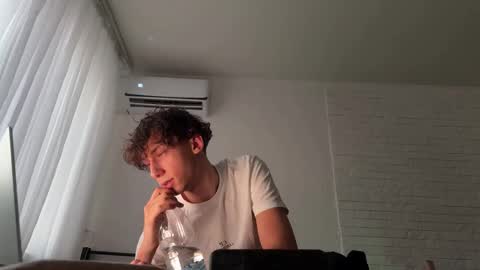 Mia  Please help me to reach 100 thumps up online show from November 23, 2025, 1:33 pm